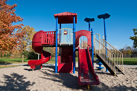 秋季有露天游乐园设备的公园树木树叶绿色天空水平照片操场红色图片