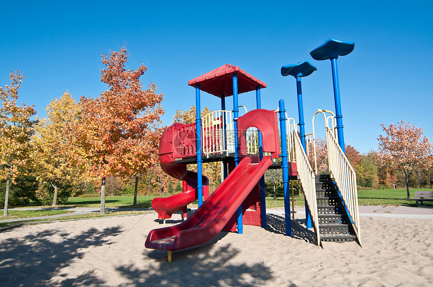 秋季有露天游乐园设备的公园天空照片操场树叶水平树木绿色红色图片