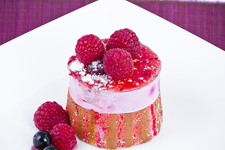 草莓和黑莓蛋糕圆柱薄荷海绵状痕迹红色平方食物盘子暗示风俗图片