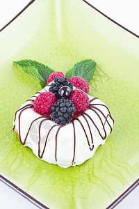 黑色和白色巧克力 绿色盘上有黑莓风俗暗示冰糖痕迹食物雪花盘子圆柱薄荷平方图片