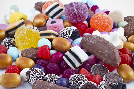 白背景上有很多糖果 鲜花零食橡皮糖派对水晶牙龈花絮乐趣便利团体糖衣紫色图片