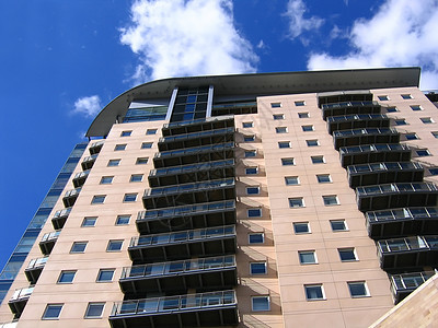 曼彻斯特的现代公寓大楼高楼公寓楼蓝色天空城市生活英语图片