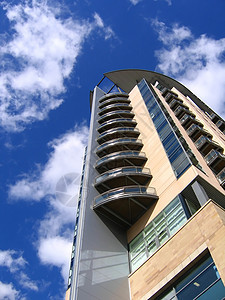 曼彻斯特的现代公寓大楼天空公寓楼蓝色城市生活高楼英语图片