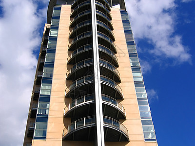 曼彻斯特的现代公寓大楼蓝色天空公寓楼英语高楼城市生活图片