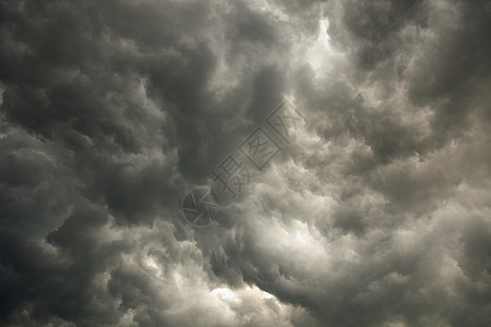 天空与暴雨的乌云图片