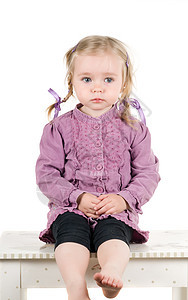 一个在演播室的小女孩辫子白色女儿婴儿编织桌子紫色儿童女孩孩子图片