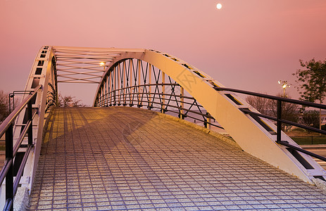 湖岸边大桥 横越湖滨车道人行道粉色日落月亮图片