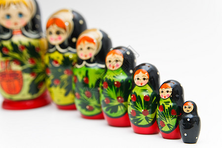 白色背景的俄罗斯马特约什卡娃娃套娃纪念品头巾女孩收藏木头娃娃尺寸玩具红色图片