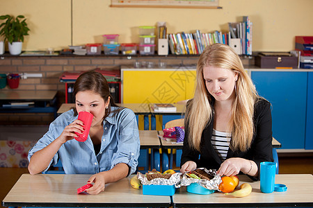 健康学校午餐午餐金发黑发食物牛奶女孩们饭盒水果女学生班级香蕉图片