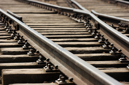 铁路路线杂草铁轨旅行过境曲线火车路口货物低角度图片
