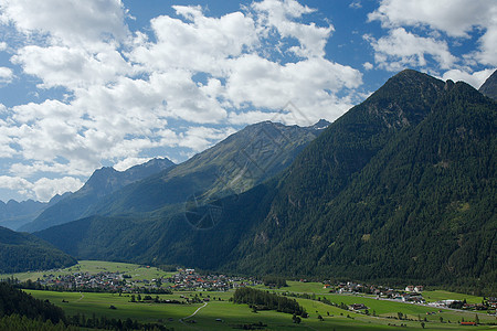 阿尔卑斯山土地树木旅行天空森林松树环境风景假期场景图片