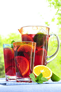 水果杯和杯子加果汁饮料水瓶水壶不倒翁投手液体苏打橙子野餐树叶图片