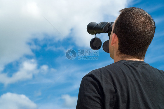 观鸟者望远镜男人成人观众手表男性多云乐趣爱好天空图片