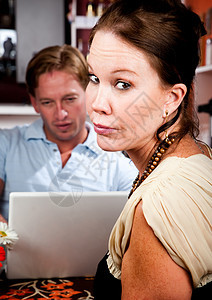男人用笔记本电脑无视在咖啡馆的约会女士互联网咖啡店夫妻餐厅挫折小酒馆成人图片