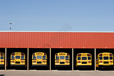校车天空蓝色车库运输公共汽车黄色车辆旅行教育学生图片