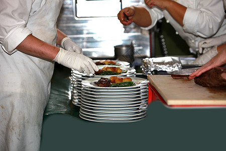 烹饪者准备和装饰食品餐厅美食家庭健康饮食厨师食物餐具奢华盘子食谱图片