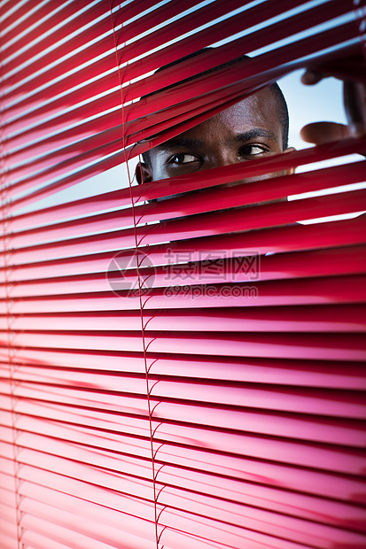 红百叶窗好奇心红色隐藏中年人选择性焦点眼睛间谍百叶窗窗户图片