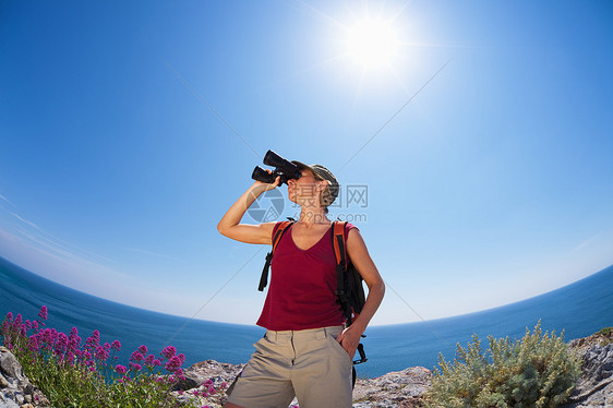 妇女徒步旅行鱼眼冒险女子观鸟者望远镜背包服装活动阳光中年图片