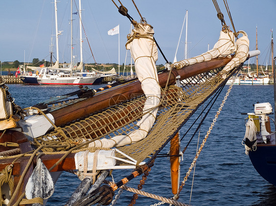 传统旧木帆帆船图片