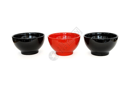 两个黑色和一个红色瓷碗的两排隔开图片