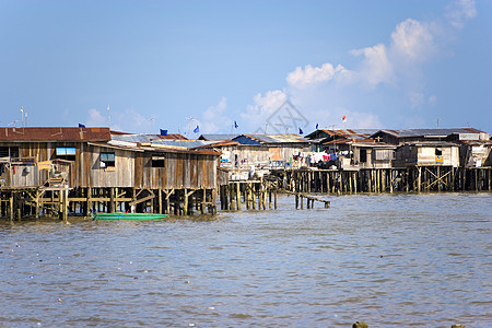 Tawau沿海贫民窟房屋家园住宅贫困房子生活建筑海洋高跷男人图片