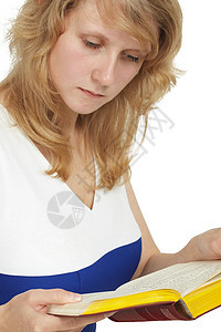 一个女人看一本关于白色的书背景图片