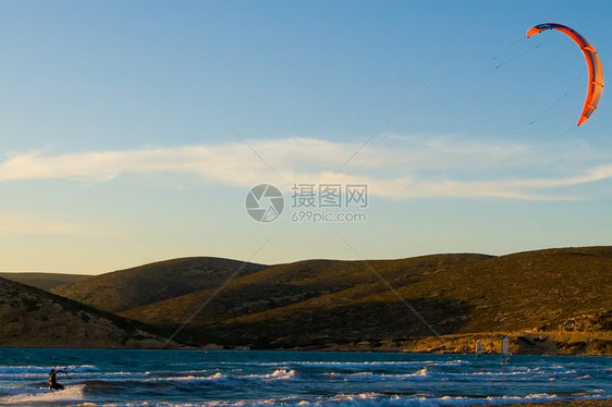 爱琴海沿岸的滑板冲浪板天空追求海滩假期运动乐趣阳光活动自由图片