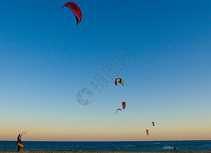 爱琴海沿岸的滑板闲暇冲浪航行风筝蓝色特技技术飞溅活动乐趣图片