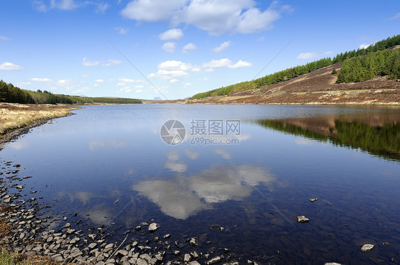 洛赫克拉吉反射绿色支撑乡村蓝色城堡棕色岩石天空图片