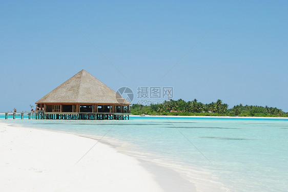 Bungalow在马尔代夫岛上的建筑和海滩奢华热带平房小岛海洋天空情调旅行蜜月天堂图片