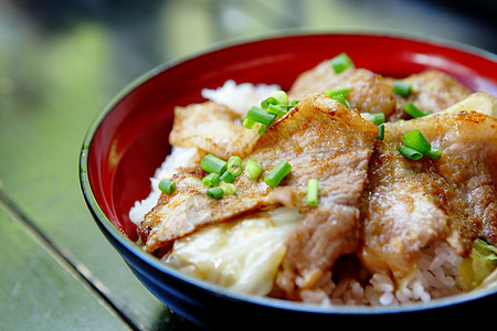 猪肉加大米饭煮沸粮食烹饪食物饮食装饰品黑色盘子糖类红色图片