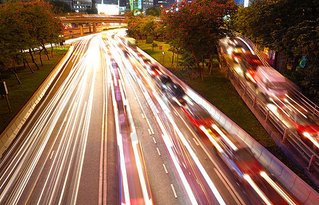 繁忙城市的夜间交通图片