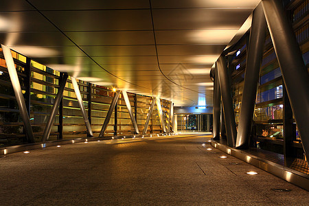 夜间现代飞行通道建造黑暗立交桥人行道建筑运输旅行交通曲线图片
