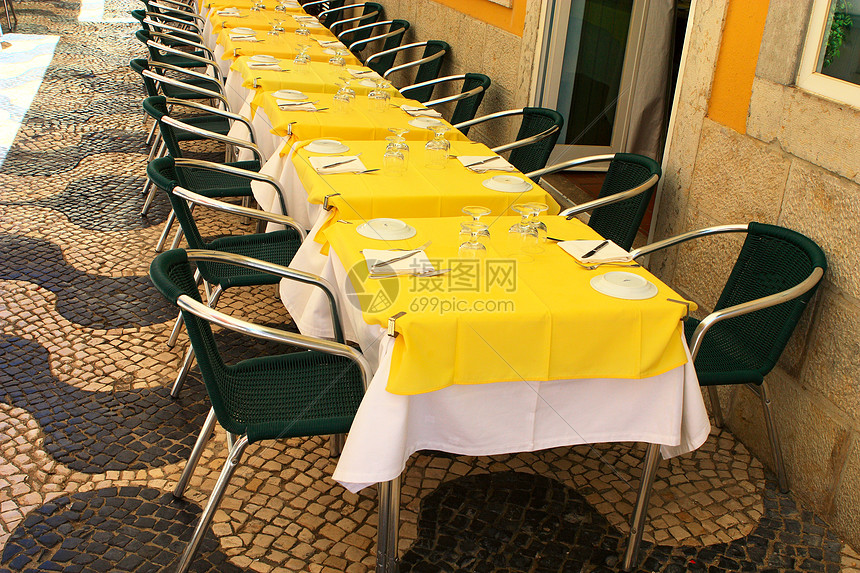 街头咖啡厅中的空桌露天椅子假期闲暇座位酒店街道扶手食堂休息图片