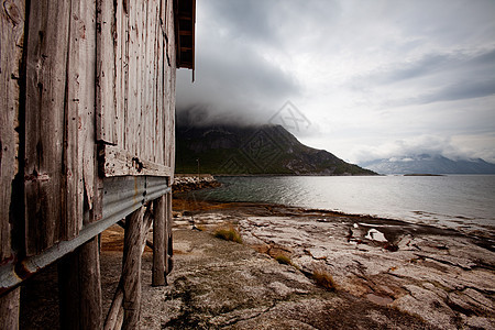 挪威海岸支撑小屋天气戏剧性石头海洋风暴岩石钓鱼建筑图片