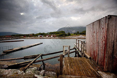 渔村细节场景建筑天气木头岩石海洋窝棚码头戏剧性钓鱼图片