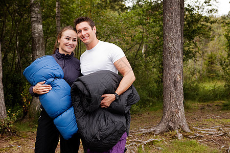 快乐的露营者女性假期成人男人夫妻微笑享受营地活动公司图片