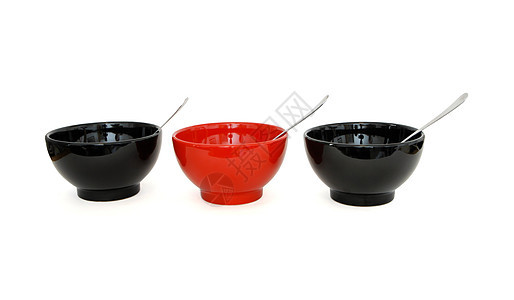 两个黑碗和一个红色瓷碗 用勺子隔开图片