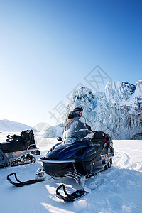 冬季雪下流动风景男人摩托蓝色雪地旅游海洋滑雪气候游客海岸图片