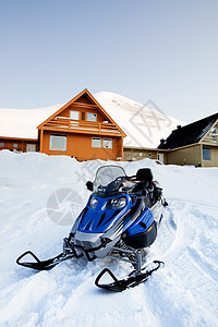 长年踪迹滑雪游客摩托摩托车雪地旅游城市房子教会图片