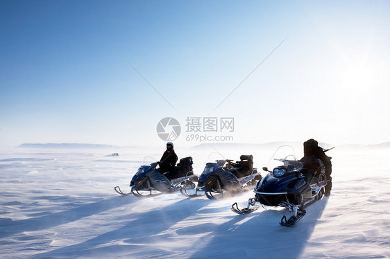 雪下流动冬季图片