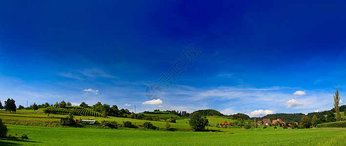 德国蓝色蓝天空和山丘的地貌景观地平线季节全景树木美化土地场景草地风景环境图片