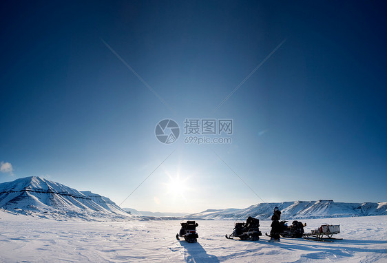 北冬季兰地冒险蓝色旅游场景男人车辆滑雪道摩托车荒野风景图片