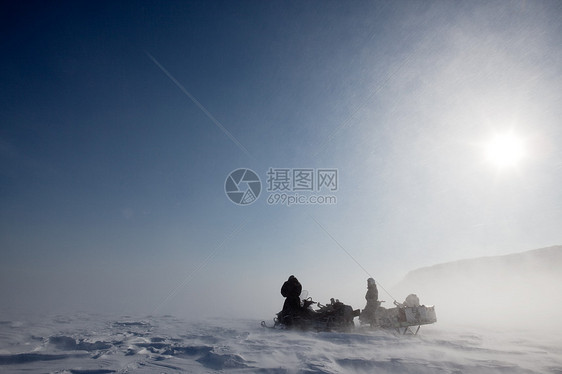 闪烁地形风暴摩托车男人车辆旅游暴风雪游客风景场景图片