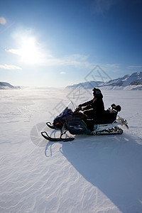 雪地流动运输旅行荒野场景地形蓝色摩托车滑雪道风景男人图片