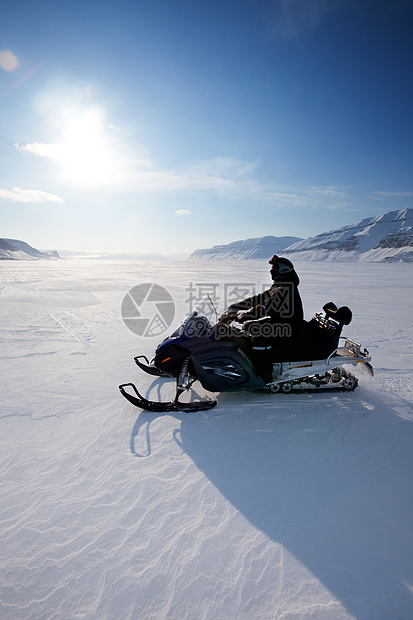 雪地流动运输旅行荒野场景地形蓝色摩托车滑雪道风景男人图片