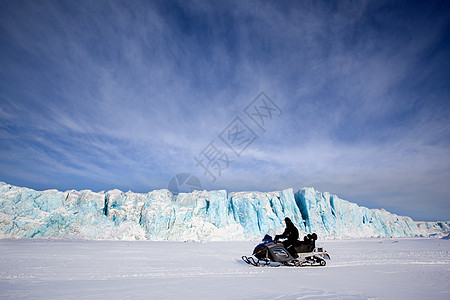 带雪地移动器的冰川图片