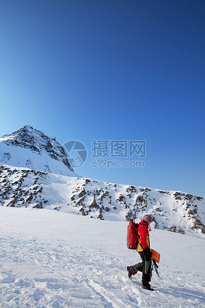 女登山者女士旅游远足冰川场景荒野地形环境风景蓝色图片