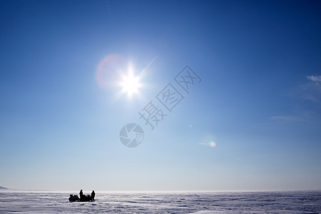 冬季冰雪景观旅行场景游客蓝色车辆滑雪道荒野海洋摩托车指导图片