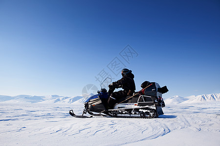雪下流动冬季风景摩托车地形旅游男人蓝色游客车辆冒险环境荒野图片